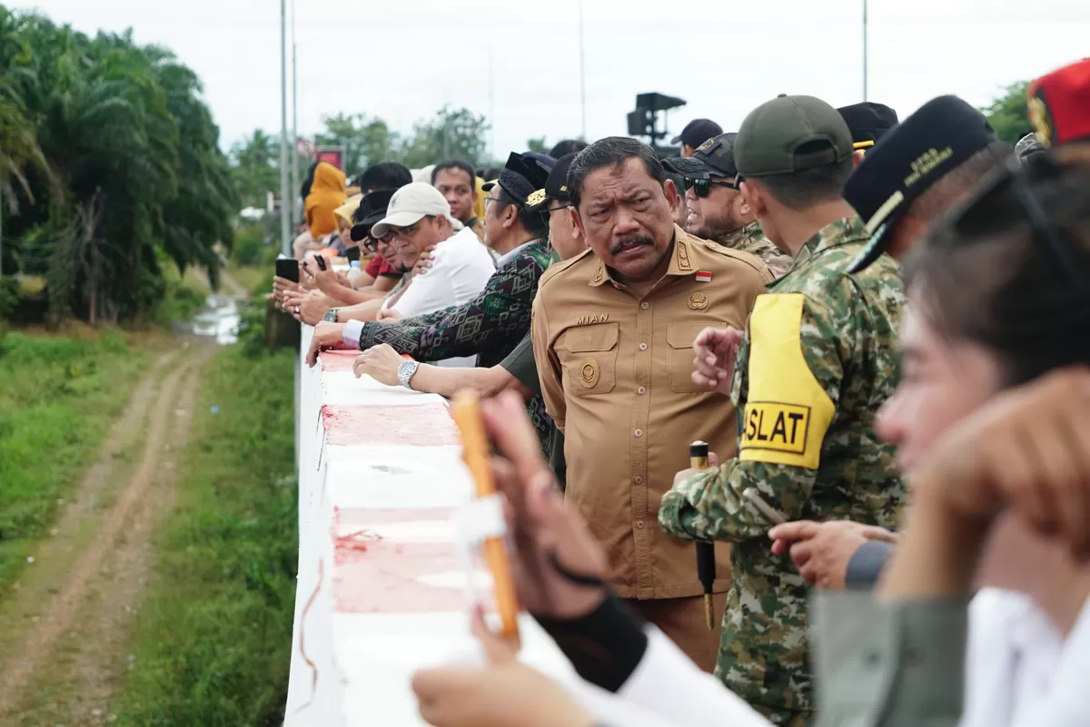 Wqgub Mian saksi atraksi Kopasus terjun payung  dari pesawat hercules ketika latihan di Bengkulu. Senin.(Foto/Ist)