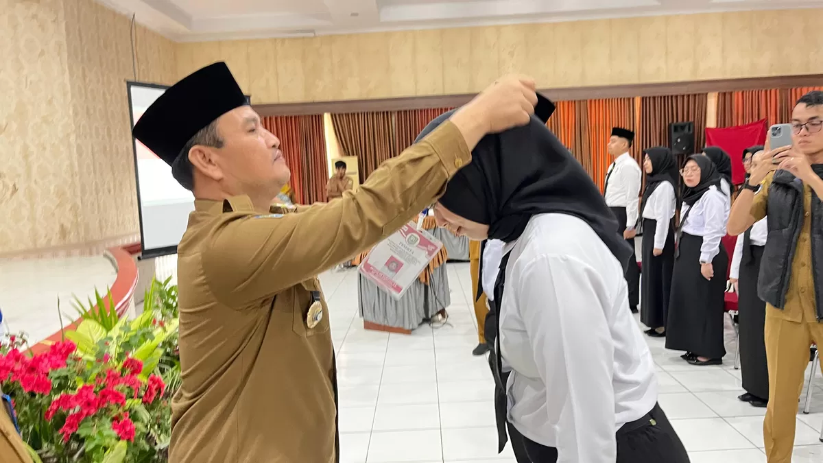 Sejda Bengkulu Herwan Antoni mengalungkan tanda  peserta kepada  salah seorang ASN  yang mengikuti Latsar di BPSDM Provibsi Bengkulu. (Foto/Ist)