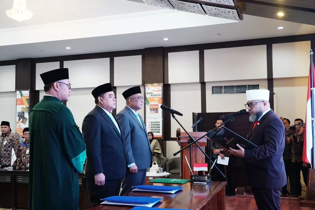 Gubernur Bengkulu. melantik Iswahyudi sebagai Durut dan Aprike  Putra Wijaya masing- masing sebagai Direktur Utama dan Komisarus Independen Bank Bengkulu. (Foto/Ist)