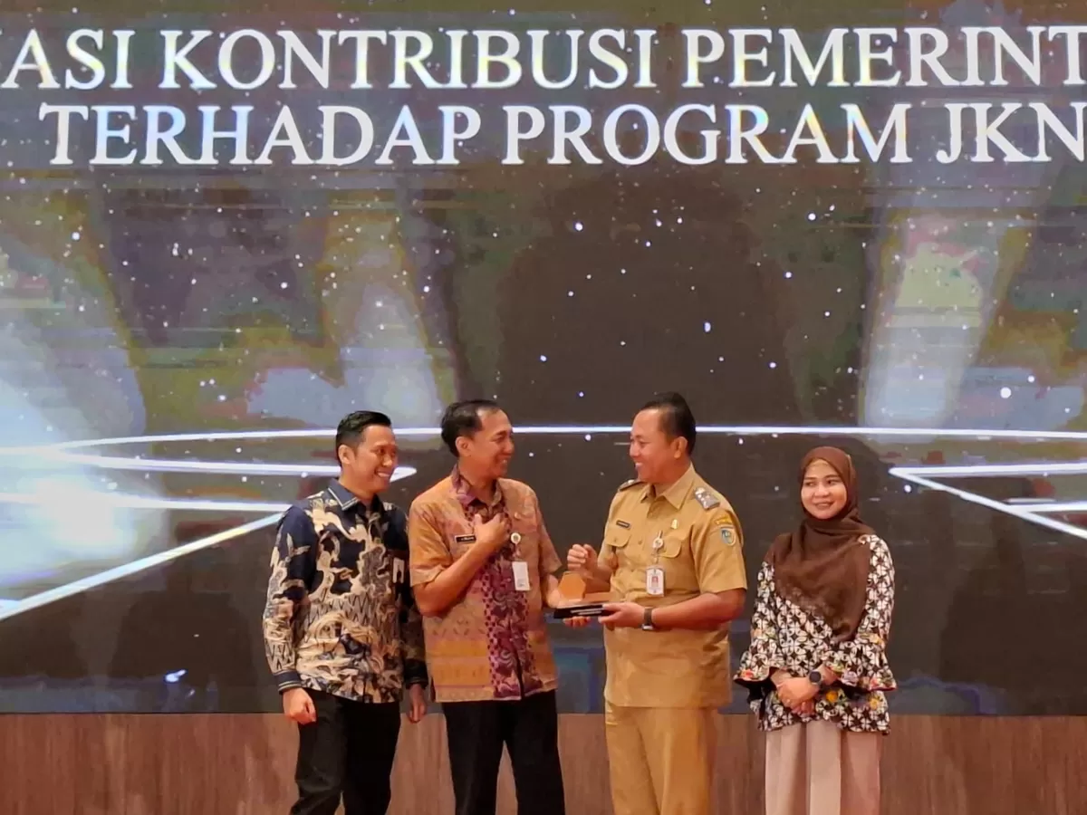 Asisten Sekretaris Daerah Provinsi Jawa Tengah Bidang Pemerintahan dan Kesejahteraan Rakyat, Iwanuddin Iskandar (ke-2 dari kiri)  saat memberikan penghargaan kepada perwakilan Pemkab.  (SP/Stefy Thenu)