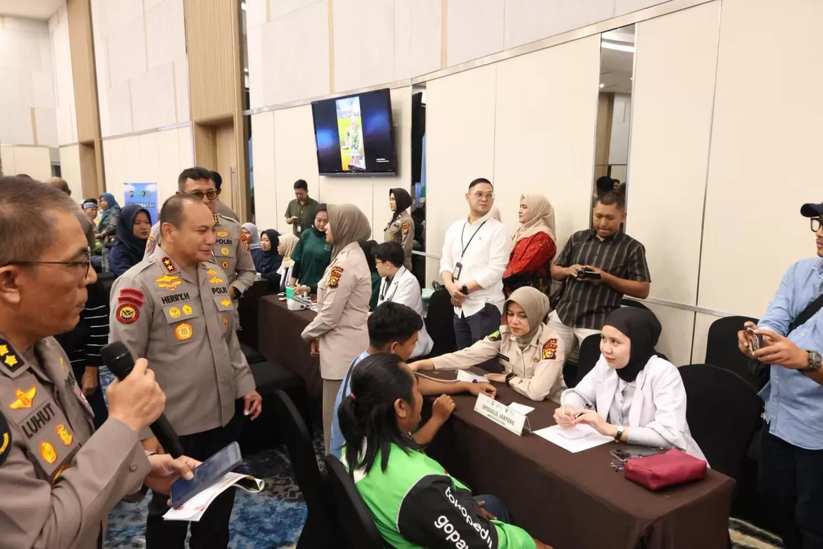 Polda Riau menyambut HUT Bhayangkara ke-80  menggelar baksos kesehatan dengan menyiapkan 14 layanan gratis bagi masyarakat .Foto/Ist)
