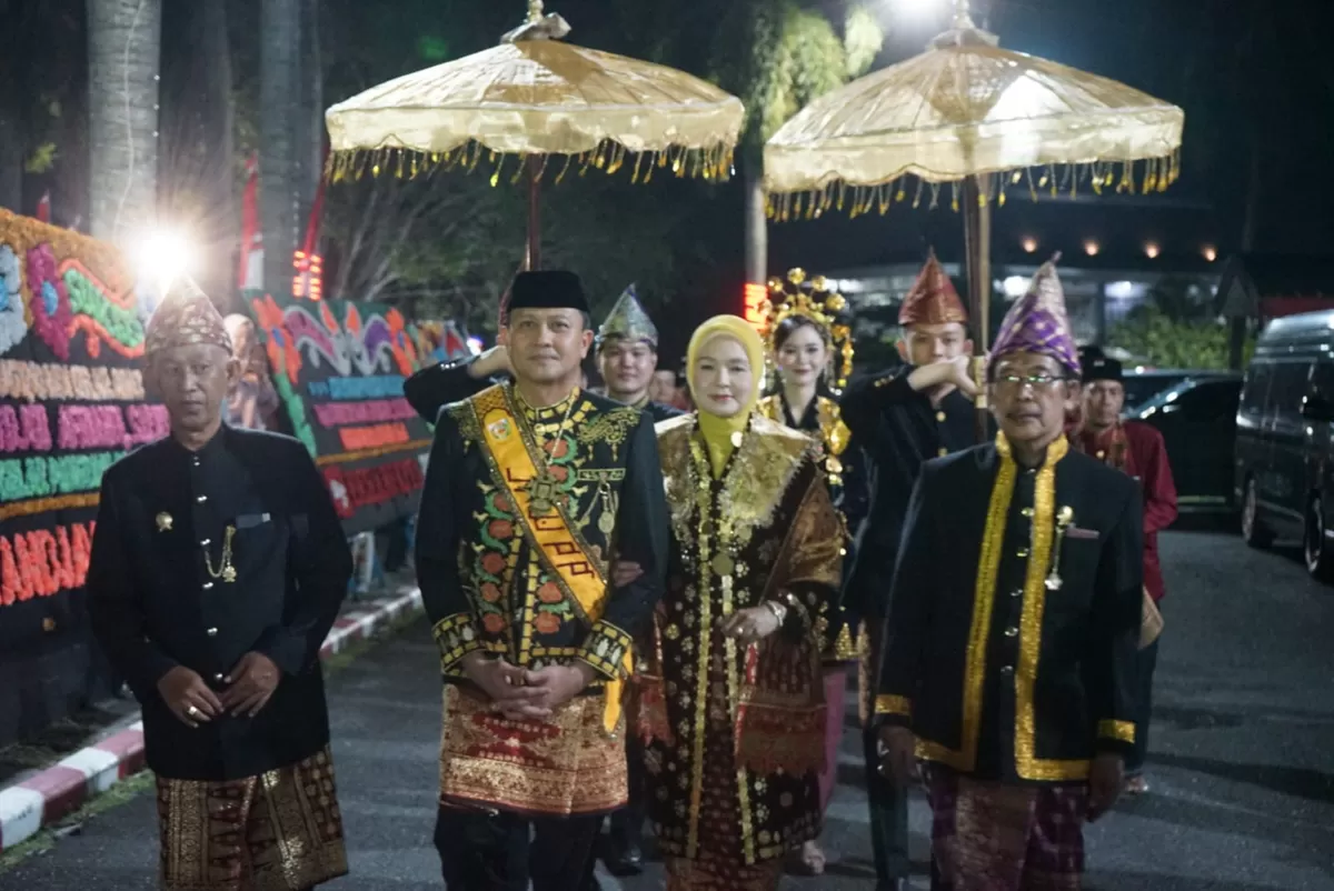 Danjen Kopassus Djon Afriabdi mendapat gelar Panglima Raja dari  Badan Musyawqrqh Adat Bengkulu.( Foti/Ist)