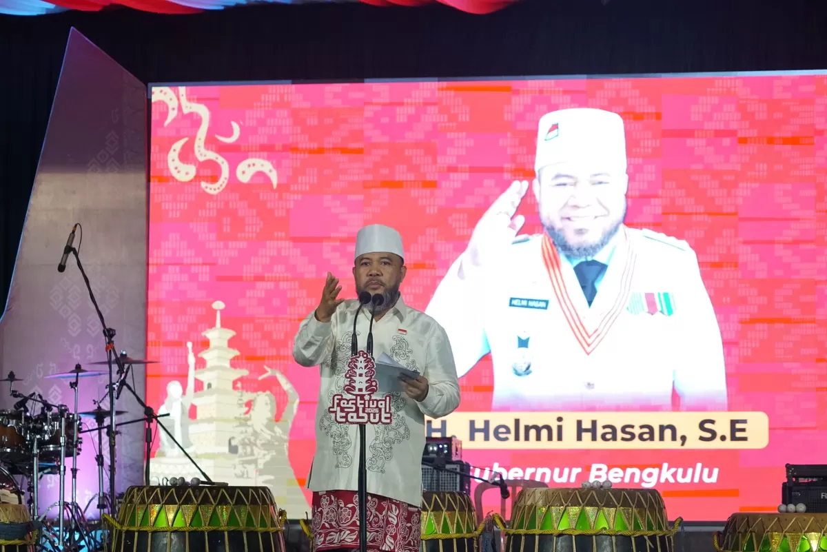 Gubernur Vengkulu, Hwlni Hasan meburup kegiatan Festical Tabutv2026. di Sport Center Bebgkulu.(Foto/Ist)