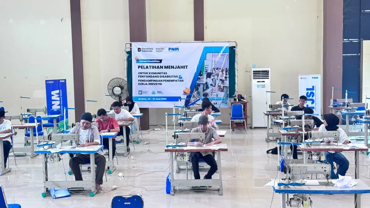 PNM dan Mandiri Taspen gelar vokasi difabel di Brebes. Peserta dilatih menjahit sepatu dan berpeluang langsung masuk dunia kerja.