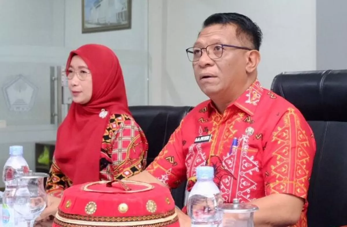 Sekda Kabupaten Gowa, Andy Azis didampingi Kepala Dinas Kominfo-SP&nbsp;Gowa, Emy Pratiwi Luthfy pada acara SPAN-LAPOR yang berlangsung secara virtual di Peace Room Kantor Bupati Gowa, Kamis (25/6). (Ist)