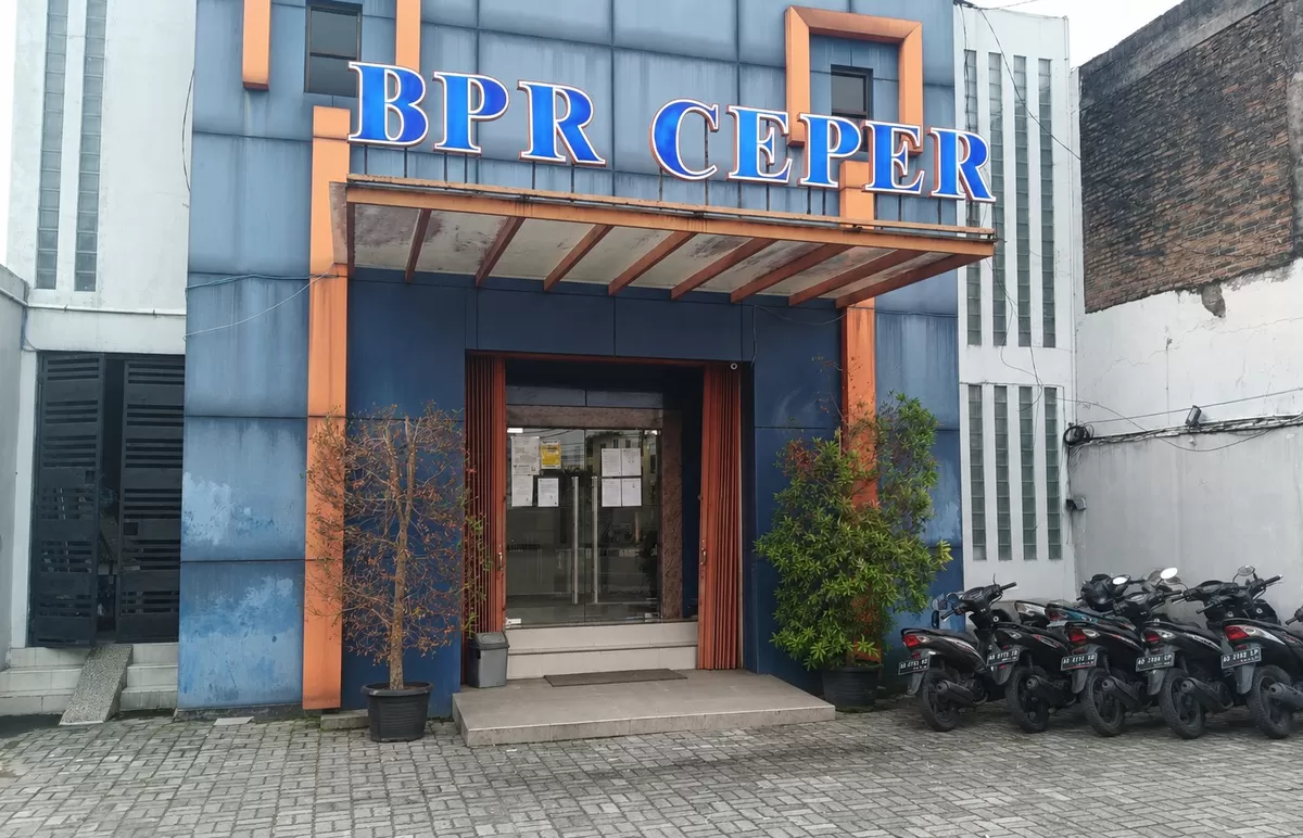 OJK resmi mencabut izin BPR Ceper Permata Artha di Klaten. Nasabah diminta tetap tenang karena simpanan dijamin LPS.