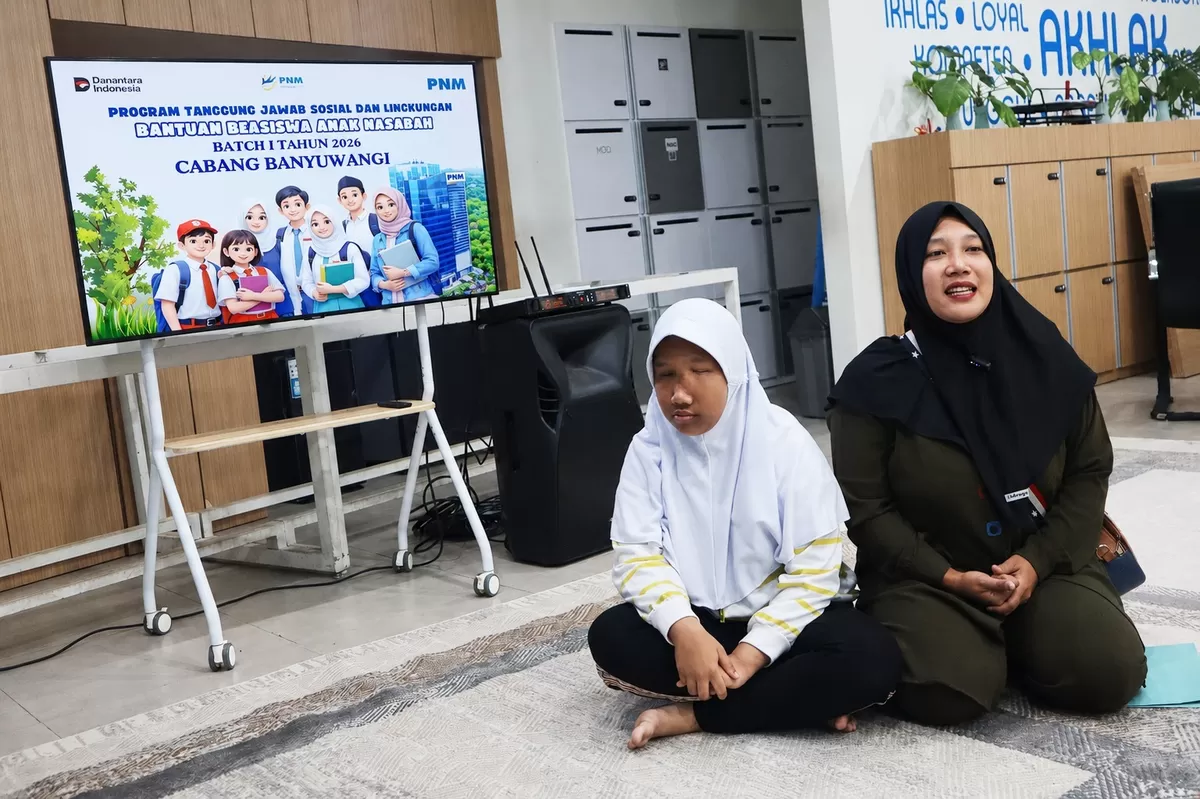 PNM Scholarship 2026 memberikan beasiswa kepada 1.590 anak nasabah Mekaar dan ULaMM untuk mendukung pendidikan generasi masa depan.