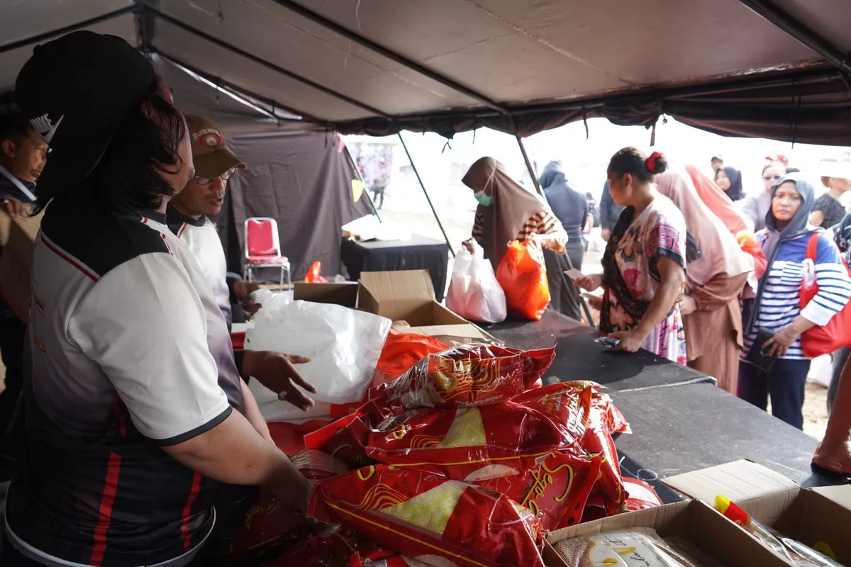 Polri menggelsr  pasar rakyat dsn bzar UMLM dalam rangka HUT Bhayangkara ke -80 di wilayah Polres Tanggerang Selatan. (Foto/Ist)