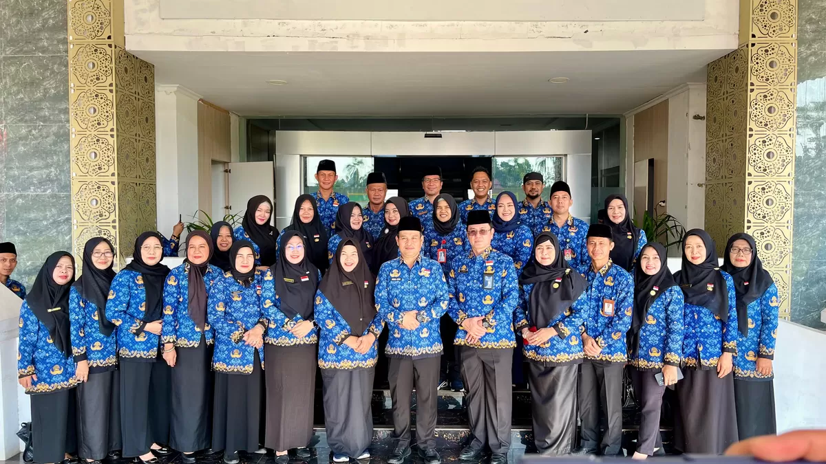 Sekda Bengkulu, Herwan Antobi foto bersama usai menghadiri upacara Harganas ke-33 tahun 2026.(Foto/Ist)