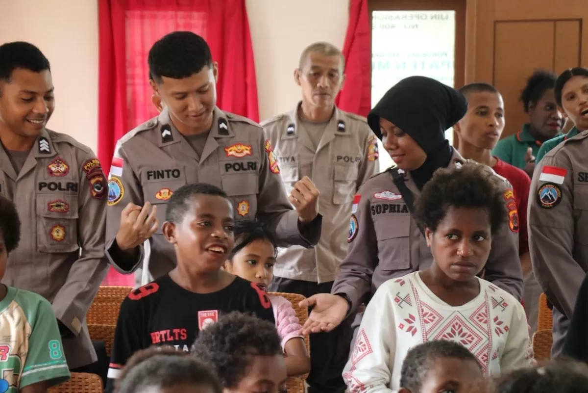 Satgas Ops Damai Cartenz menggelar baksos di Mimika untuk mendekatkan dengan masyarakat serta menyambut HUT Bhayangkara ke-80.(Foto/Ist) 