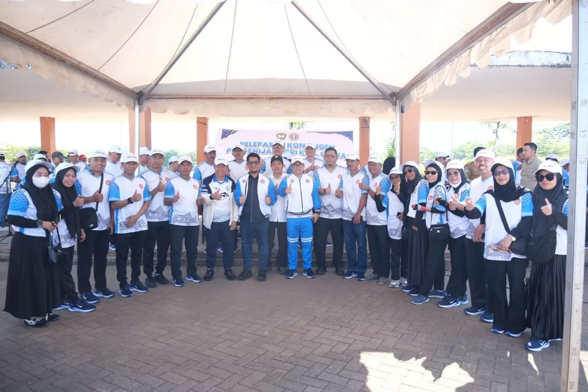 Wakil Bupati Gowa, Darmawangsyah Muin (tengah) melepas kontingen Kabupaten Gowa&nbsp;di Lapangan Ruang Terbuka Hijau (RTH) Syekh Yusuf, Kabupaten Gowa, Selasa (30/6/2026). (Ist)