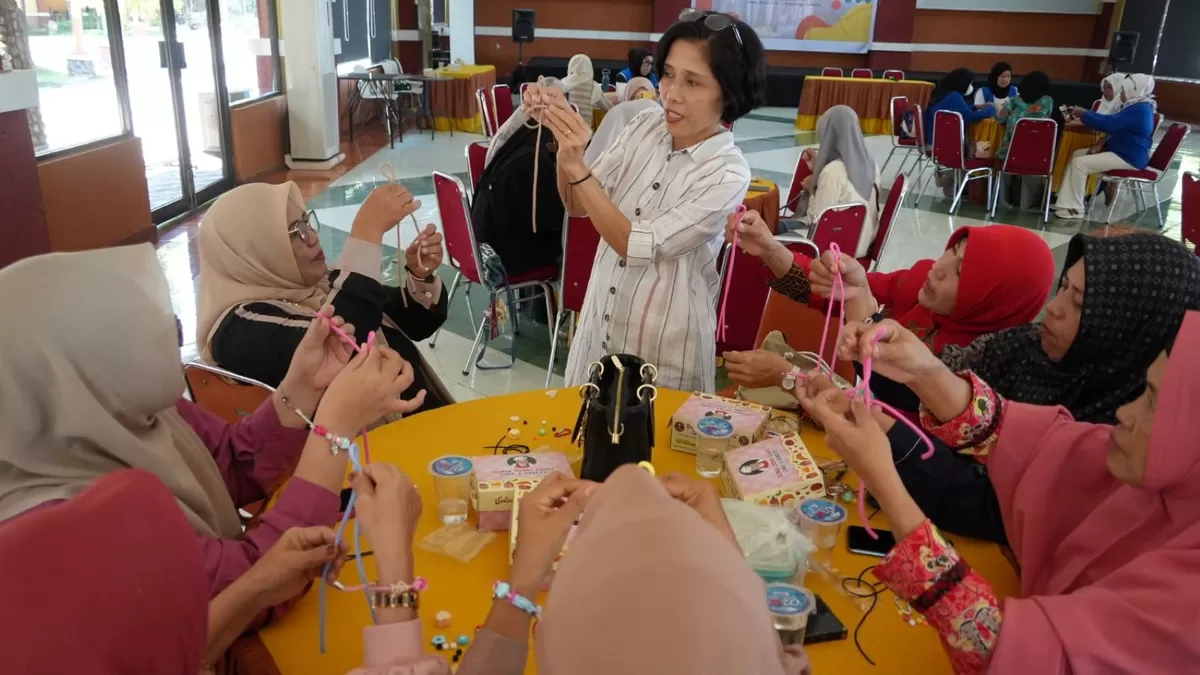 Komunitas Orang Tua Anak Down Syndrome (KOADS), termasuk yang tergabung dalam Sahabat IWAPI, mengikuti pelatian keterampilan&nbsp;di Madrid Hall, Akkarena, Selasa (30/6). (Ist)