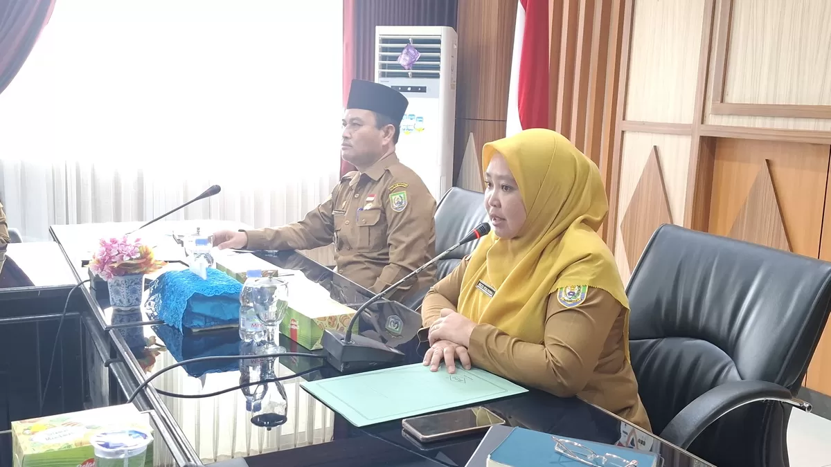 Sekda Bengkulu Hewan. Antoni didampibgi Kadis ESDM menggelar rapat dnegan PLN  percepat program listrik desa du Bengkulu.(Foto/Ist)