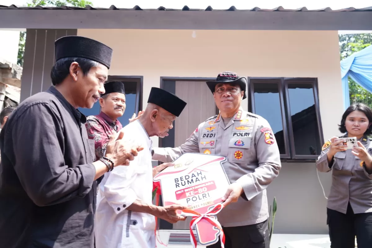 Polri melakukan bedah rumah tidak layak huni sevanyak 80 unit disejumlah lokasi dalam rangka Haru Bhayabgkara tampak warga menerima bantuan  menerima kunci rumah setelah diperbaiki. (Foto/Ist)