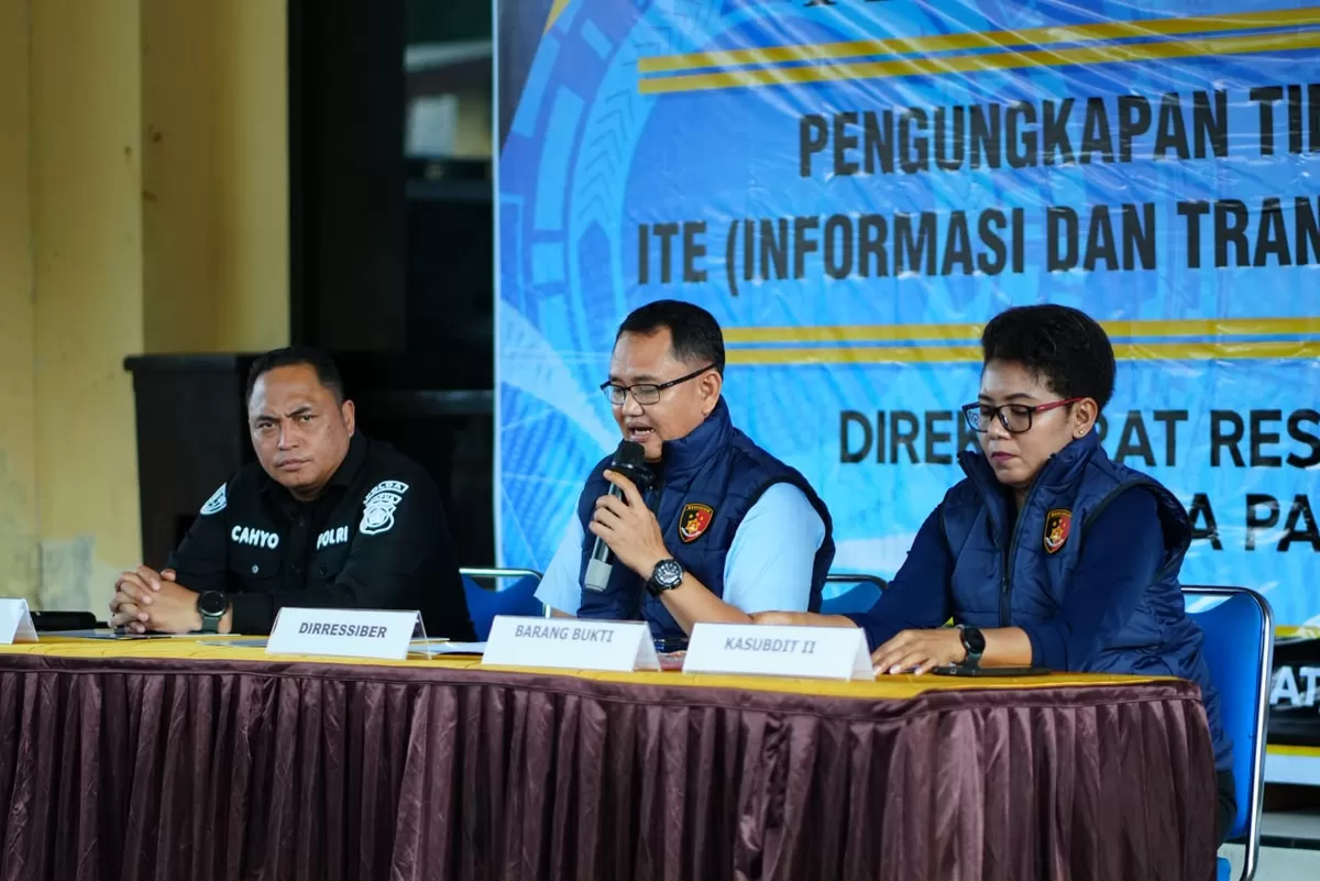 (Kiri-Kanan) Kabid Humas Kombes Pol. Cahyo Sukarnito, Direktur Reserse Siber Polda Papua, Kombes Pol. Syamsurijal, S.I.K., bersamaserta Kasubdit II Ditsiber AKBP Diaritz Felle, S.I.K.   (Humas Polda Papua)