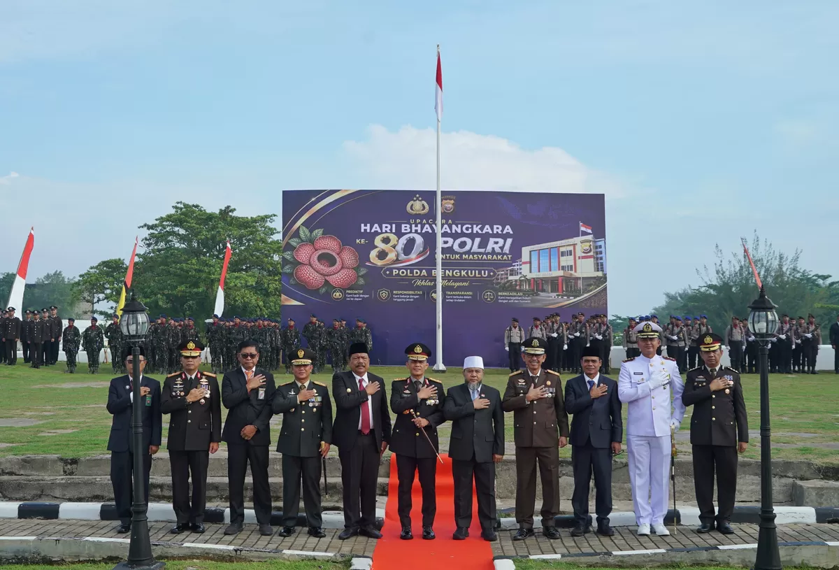 Gubernur Bengkulu. Helmi Hasan dan Wqgub Mian foto bersana Kapolda dab anggota Forkopimda serta unsur pimpinan DPRD setempat usai mengikuti upacara HUT Bhayangkara ke -80. (Foto/Ist)