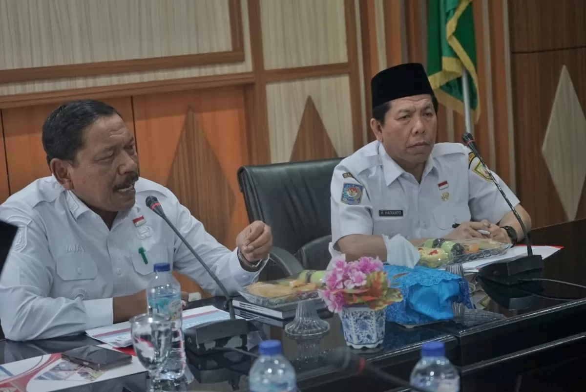 Wagub Bengkulu, Mian didampingi Kepala Bapenda, Herdianti mimpin rapat rencana penerapan pajak air tanah sektor perkebunan kelapa sawit.(Foto/Ist)