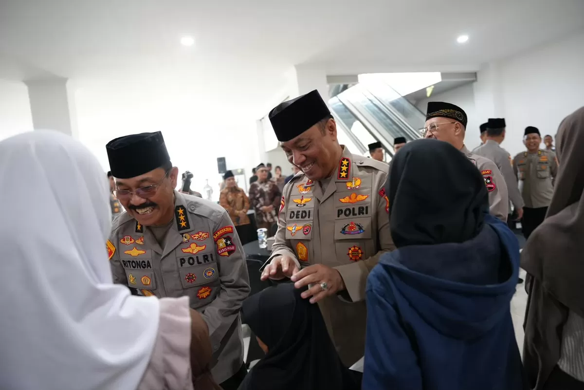 Wakapolri  Komjen Pol Dedi Setyanto santuni anak yatum pada acara peresmian revitalisasi pembanfunan  masjid panggilan sujud  Sespim Lamdiklat Polti. (Foto/Ist)
