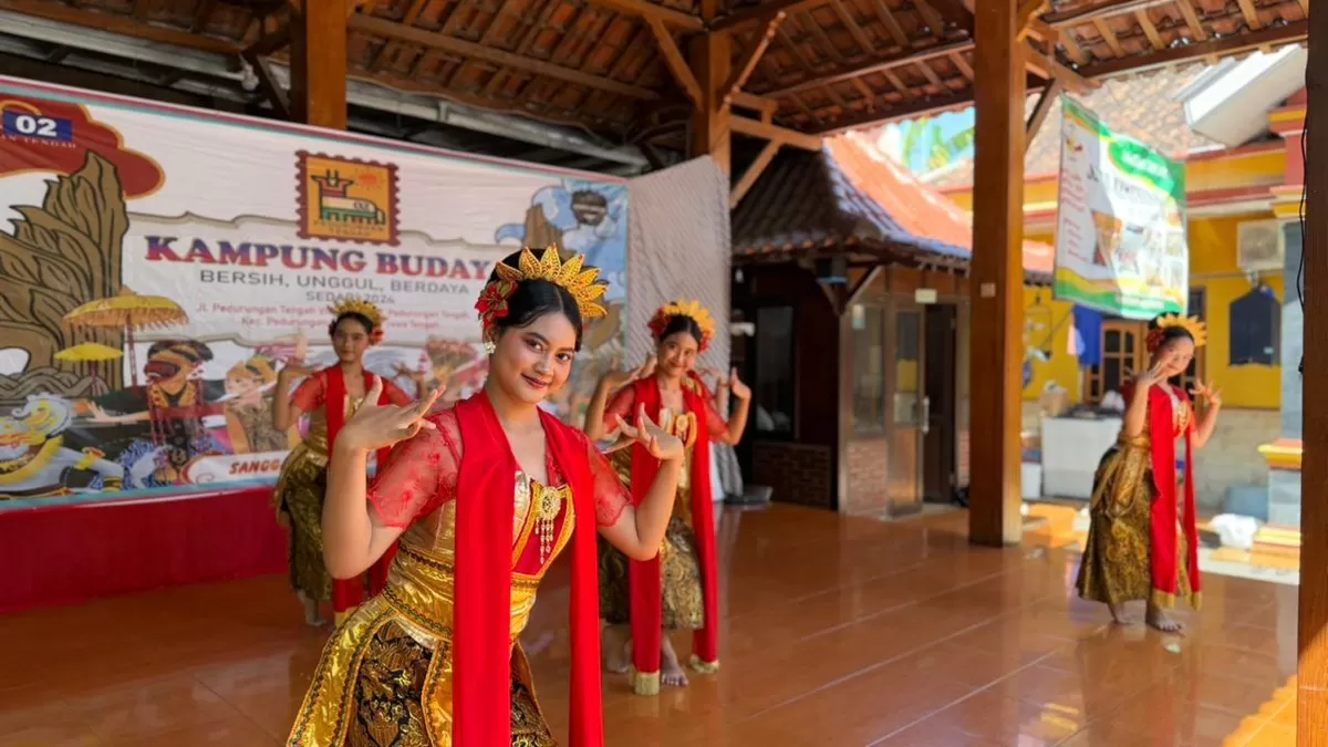 Bandara Ahmad Yani Semarang salurkan bantuan TJSL ke Sanggar Tari Sekar Kemuning untuk kostum, alat seni, dan pelestarian budaya.