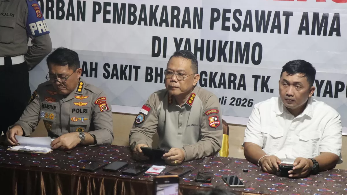 Kasatgas Humas Ops Damai Cartenz Kombes Pol Yusuf Sutejo memberikan ket erangan pers terkait tewasnya Pikot AS  karena ditwmbak di Yakuhimo.(Foto/Ist)