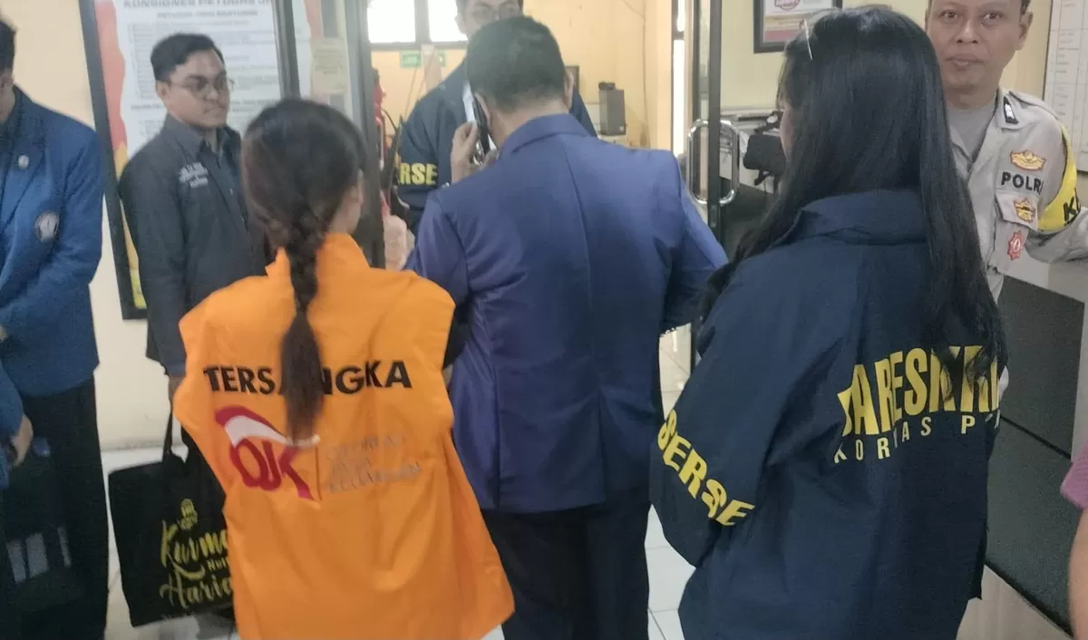 OJK menyerahkan tersangka kasus BPR DCN Malang ke jaksa. Dugaan kredit fiktif, deposito tak tercatat, dan pembukuan palsu capai miliaran.