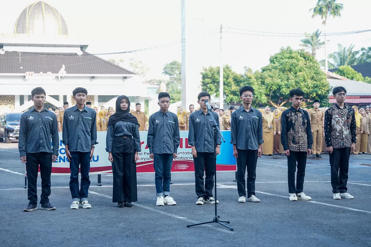 Sebayak 21 lulusan SMK dilepas berangkat kerja ke Jepang oleh Sekda Bengkulu, Herwan Antoni. (Foto/Ist)