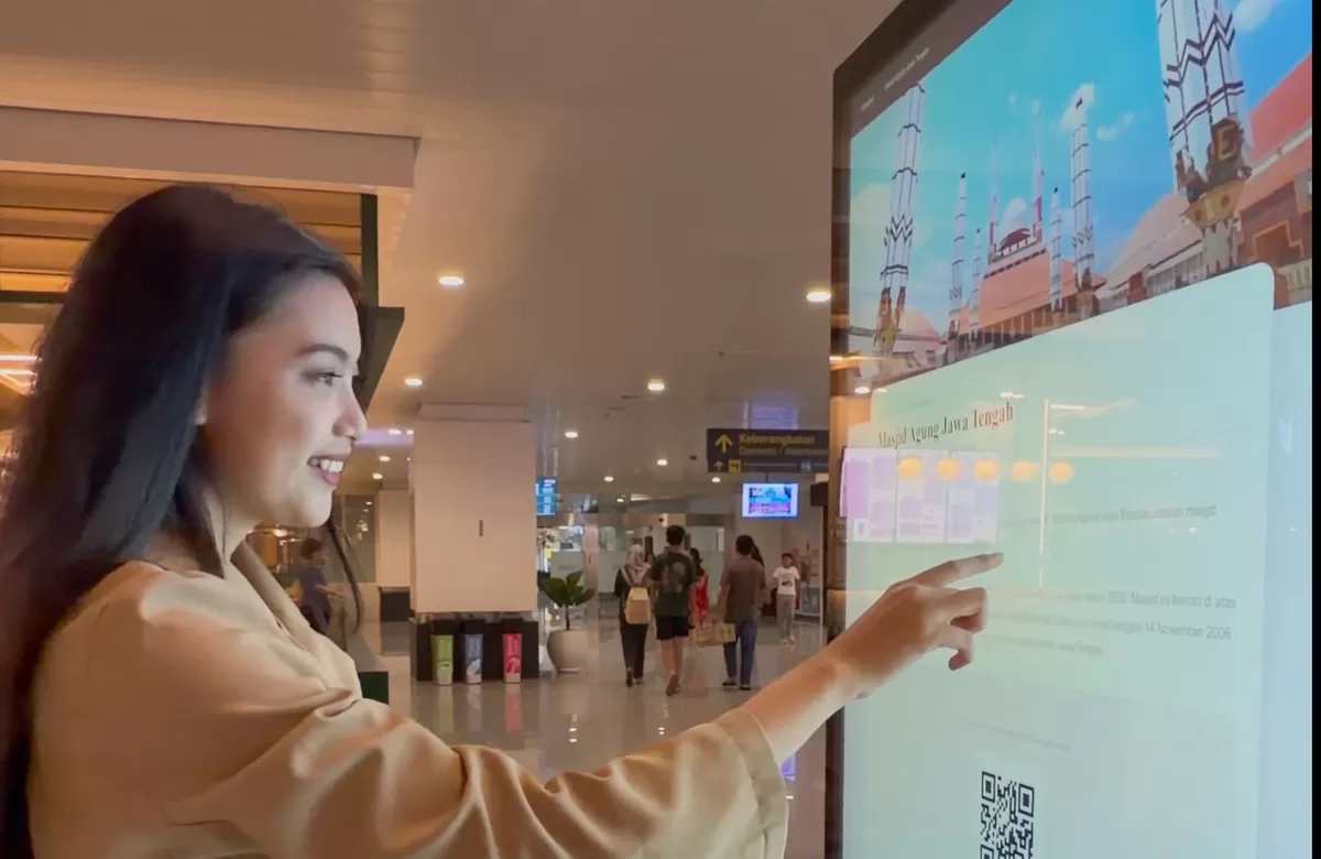 Bandara Ahmad Yani Semarang hadirkan Digital Wayfinding, layar pintar yang bantu penumpang cari fasilitas, info wisata, dan panduan perjalanan.