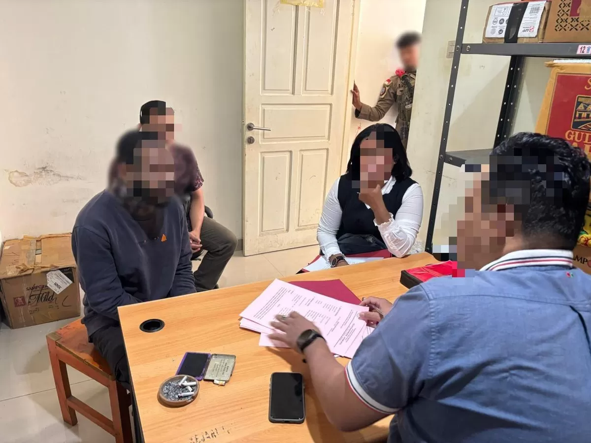 Satgas Ops Damai Cartenz serahkab dua tersangka pembunuhan ke Kejari Mimika.  Papua. (Foto/Ist)