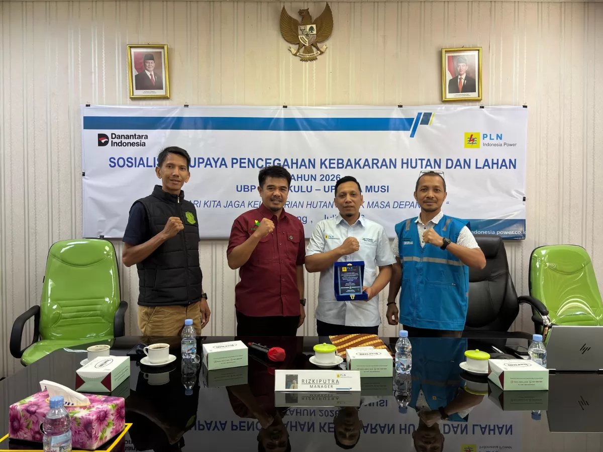 PLN indoesia Power  PLTA Mudi menggelar sosialisasi kebakaran hutan dan lahan serta membagikan bibit buah-buah kepada masyarakat.(Foto/Ist)