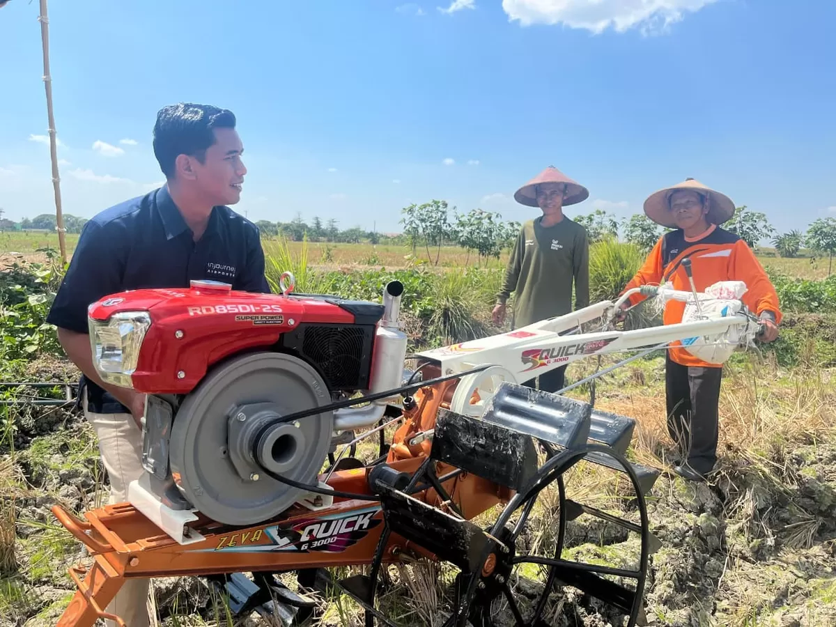 Bandara Ahmad Yani Semarang menyalurkan bantuan hand tractor ke kelompok tani di Demak untuk mendukung produktivitas dan ketahanan pangan.