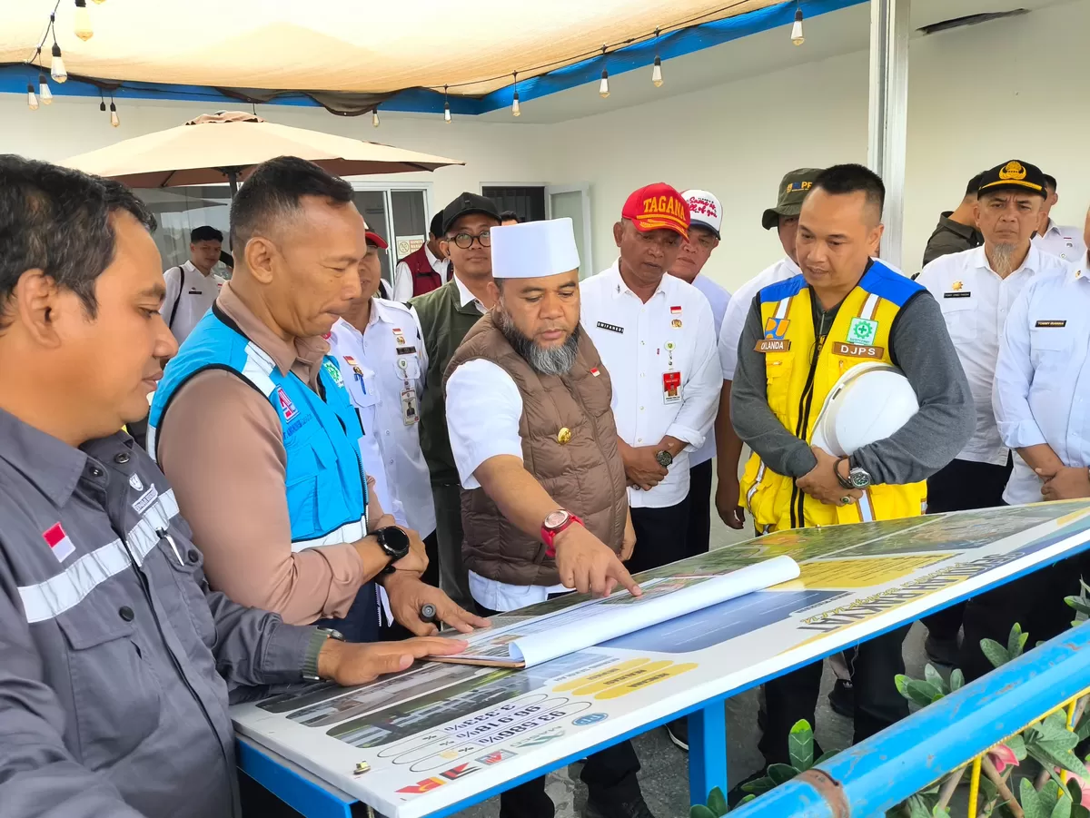 Gubernur Helmi Hasan ketika meninjau progress pembangunan sekolah rakyat di Kota Bengkulu.(Foto/Ist)