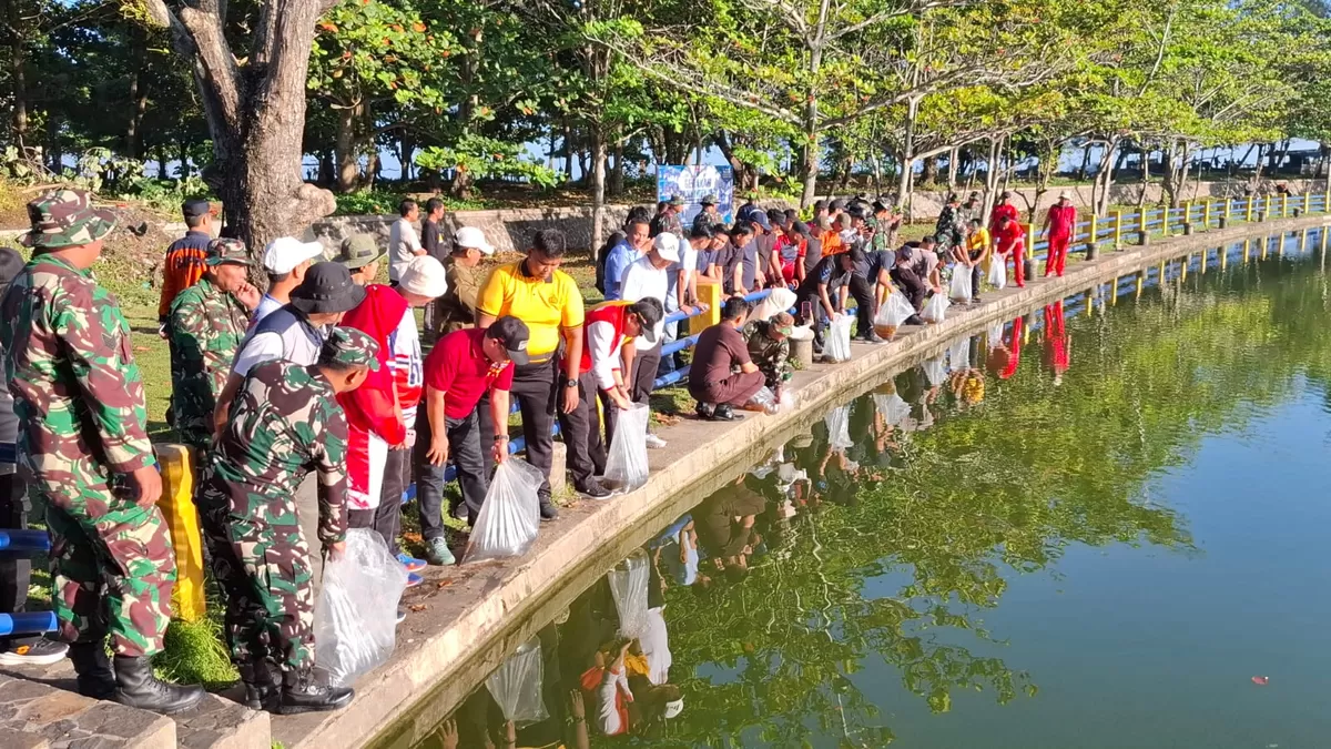 Danrem 041 Gamas Bengkulu , Brigjen TNi Jatniko menghadiri kegiatan bersih pantai dan tabur bibit ikan rivuan ekor.(Foto/Ist(