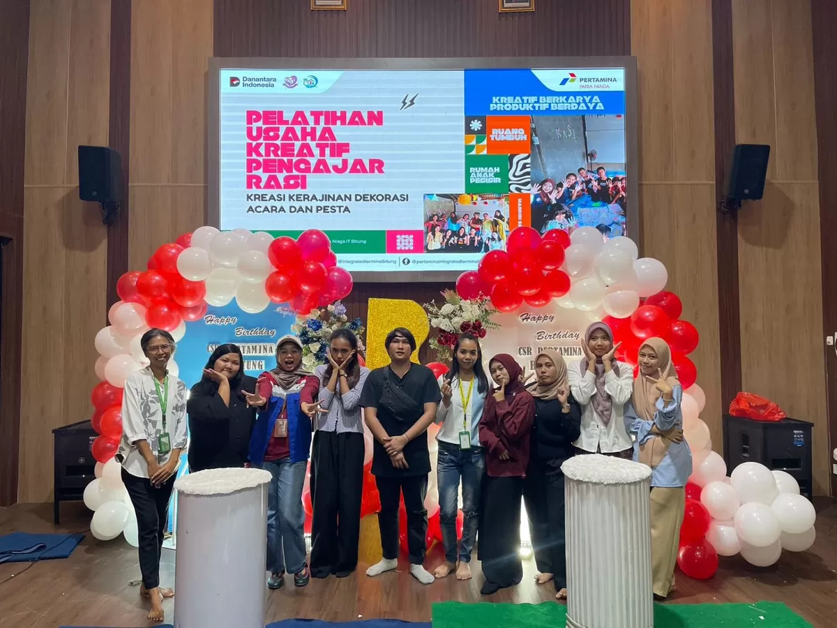 Kegiatan diikuti oleh delapan pengajar Rumah Anak Pesisir dan menghadirkan dua pemateri dari jasa dekorasi Wyvonca. (Ist)
