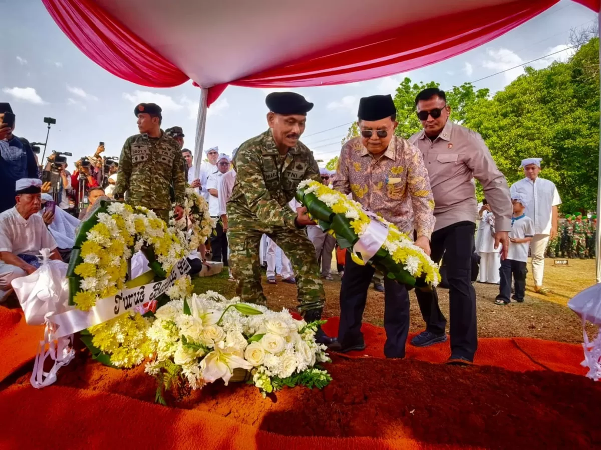 Jusuf Kalla meletakkan karangan bunga pada pemakaman Rahmat Gobel di Taman Makam Pahlawan (TMP) Kalibata, Jakarta, Jumat (10/7/2026). (Ist)