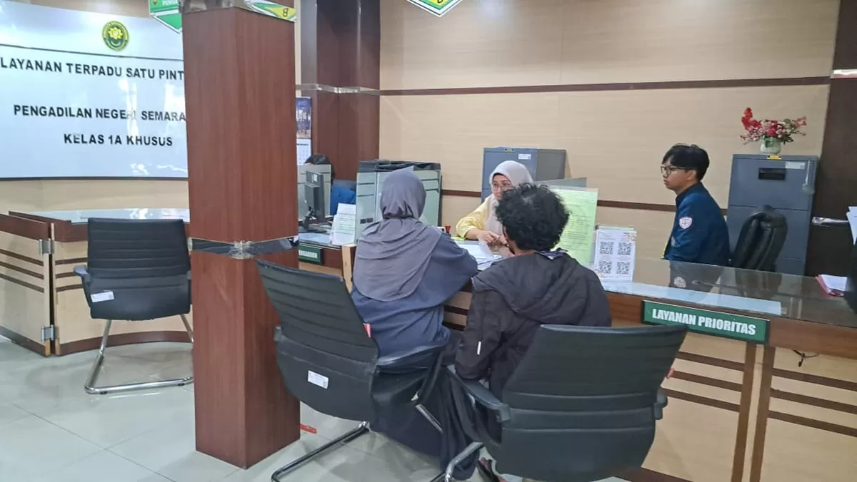 Kuasa hukum 5 pekerja Suara Merdeka sedang mendaftarkan gugatan perselisihan hak di pengadilan, Jumat (10/7/2026).
