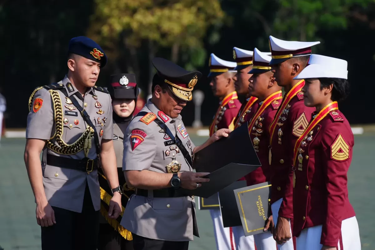 Kapolri serahkan penghargaan kepada taruna Akpol berprestasi  diAkpol Semarabg, Jawa Tengah.(Foto/Ist(