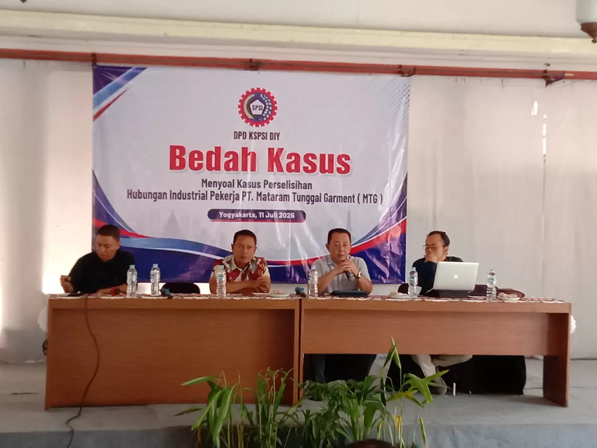 Perwakilan Poda Desk Ketenagakerjaan AKP Yuli Hermawan, Kadisnaker Propinsi DIY Ariyanto Wibowo, S.H., M. Hum.,  bersama PH KSPSI, Dr Ana Riyana S.H., M.H. dalam Bedah Kasus MTG 