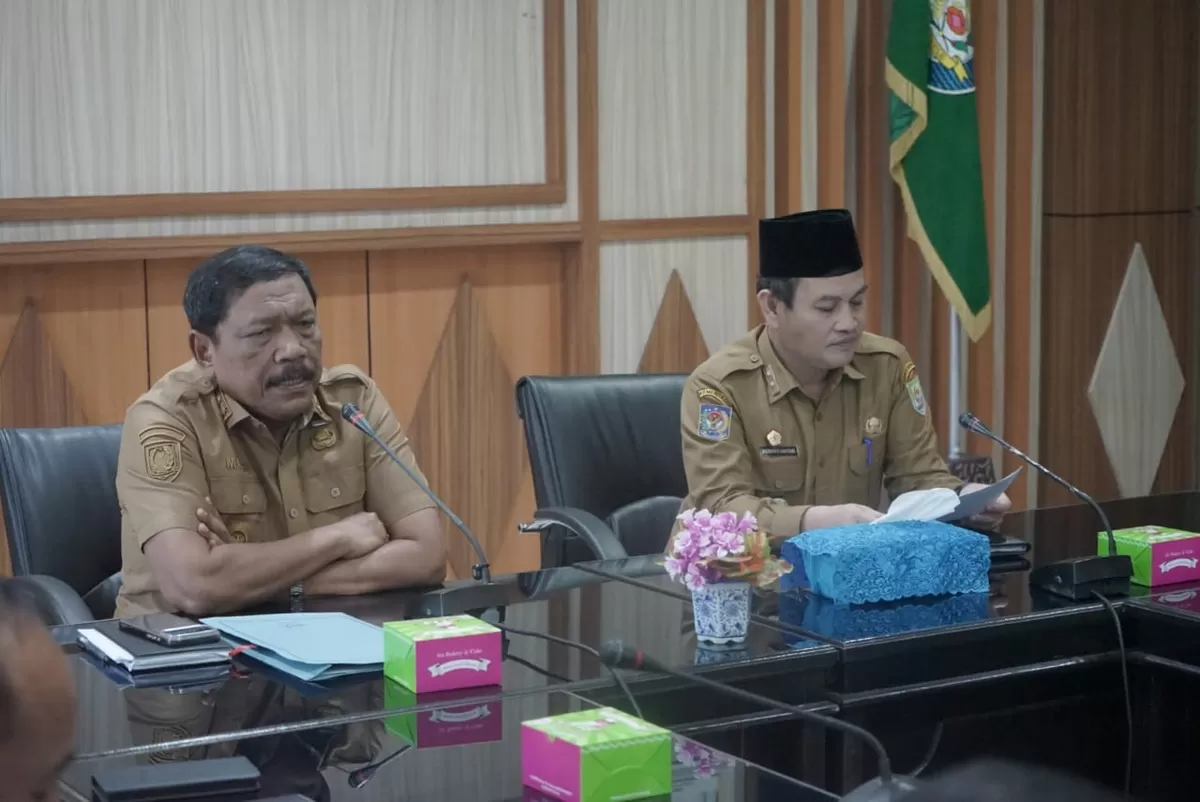 Wagub didampingi Sekda Herwan Antobi pimpin rapat matangksn oembangunan pabrik biodiesel di wilaysh ini (Foto/Ist)