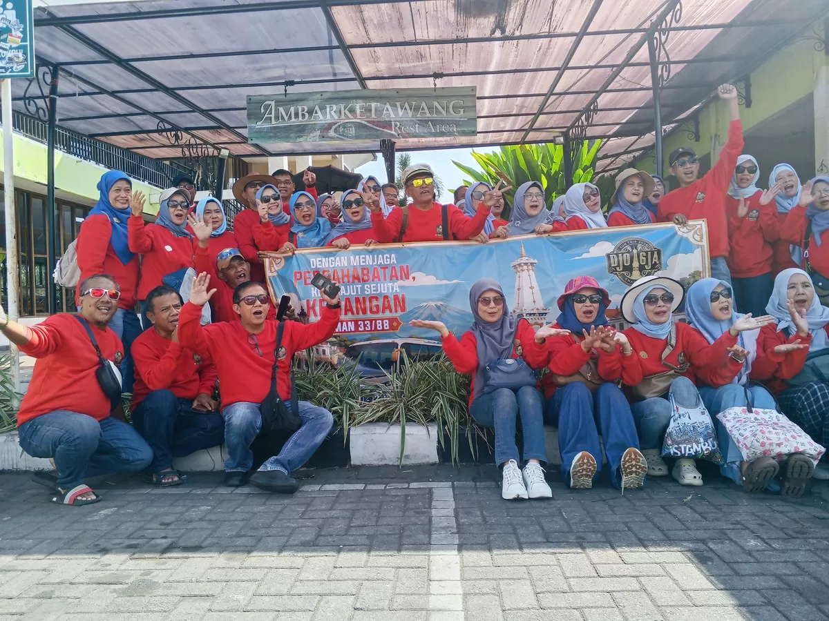 Para peserta Fun Trip Yogya 2026 SMAN 33 Jakarta Angkatan 1988 berfoto bersama seusai makan siang, Jumat (10/7/2026) - Ist