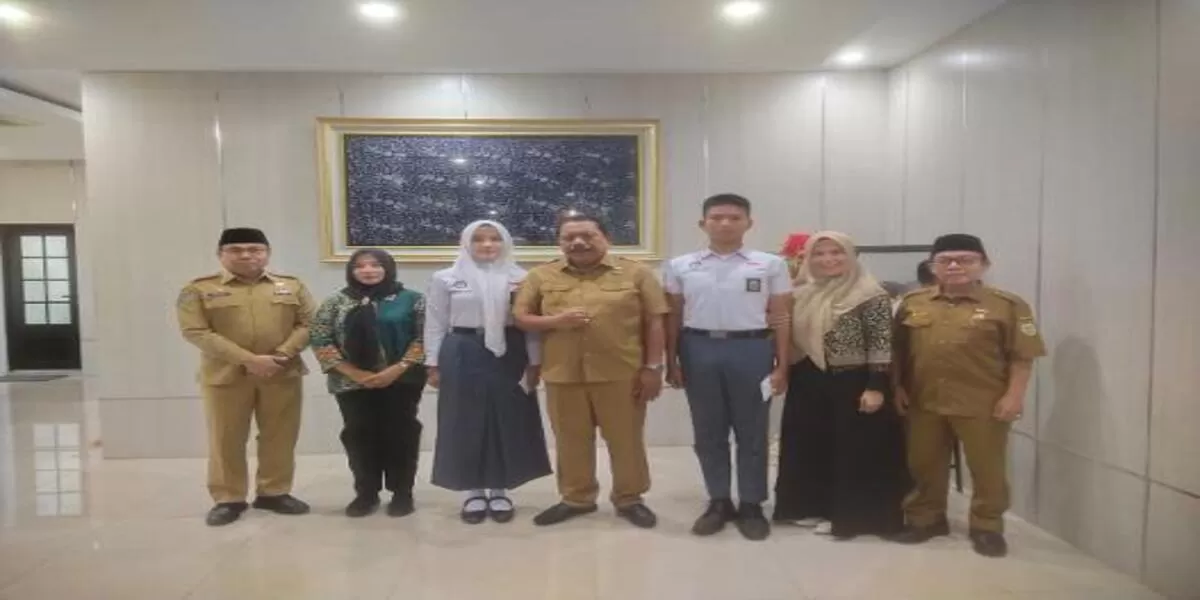 Wagub Bengkulu, Mian dan pejabat Pemprov Bengkulu foto bersama dua calon paskib nasional asal Bengkulu.(Foto/Kominfotik Bengkulu)