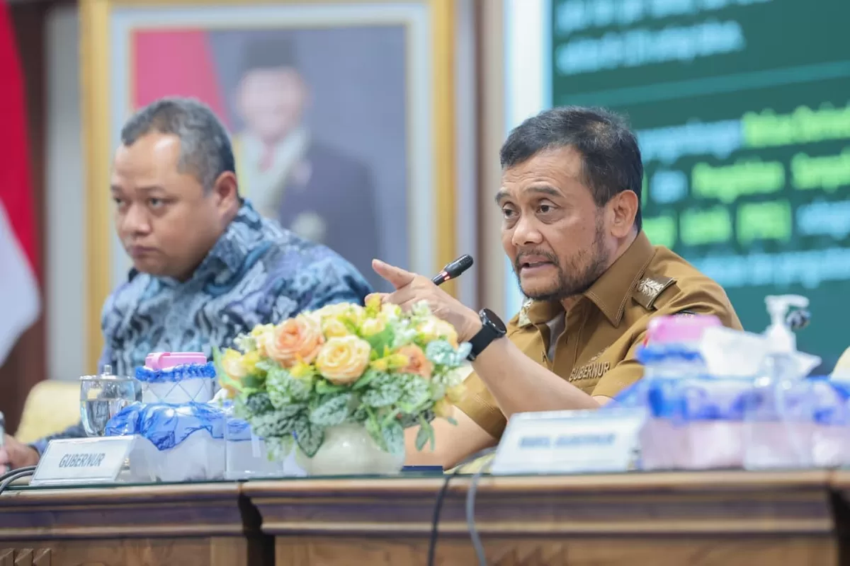 Gubernur Jawa Tengah Ahmad Luthfi dalam Rapat Koordinasi dan Pemantauan Lapangan Pengendalian Alih Fungsi Lahan Sawah serta Pengelolaan Sampah di Gedung Gradhika Bhakti Praja, Semarang, Senin (13