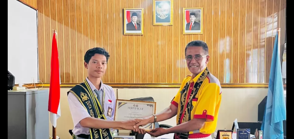 Yusmar terima penghargaan dari sekolah dok. Humas UGM