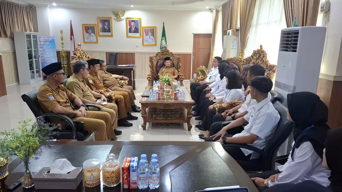 Sekda Bengkulu Herwan Abtoni pimpin rapat terkait pelaksanaan program makan bergizi di provinsi ini. (Foto/Ist)