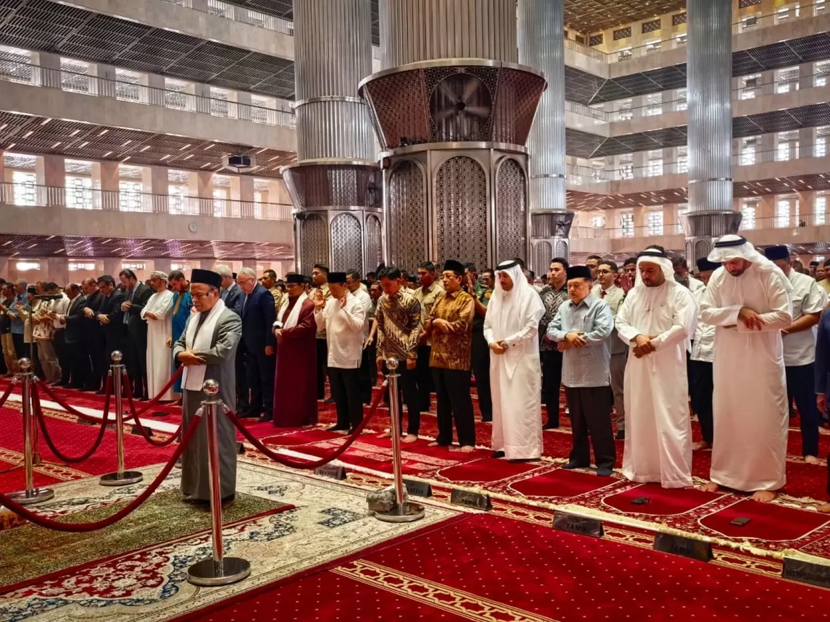 Jusuf Kalla turut melaksanakan sholat ghaib untuk mendoakan almarhum di Masjid Istiqlal, Jakarta, Selasa (14/7/20226). (Ist)