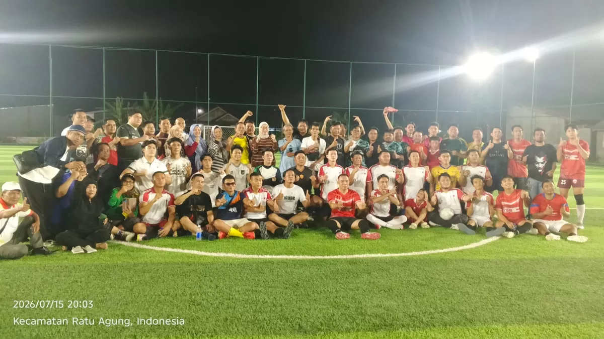 OJK dan wwrtawan Bengkulu menggelar permainan mini soccer dalam upaya memperkuat sinergi. (Foto/Ist)