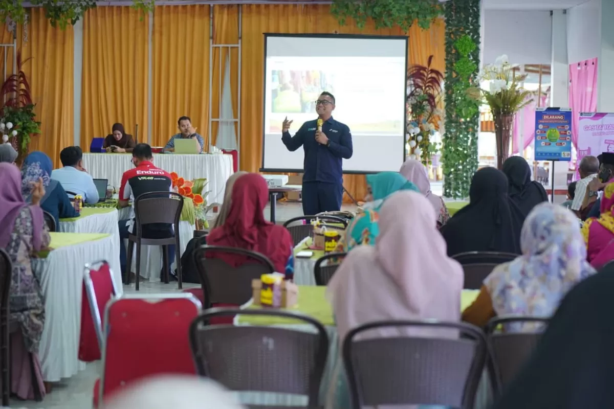Area Manager Communication, Relation, & CSR Pertamina Patra Niaga Regional Sulawesi, Lilik Hardiyanto di depan peserta Sosialisasi PUMK dan Edukasi Penggunaan LPG di Takalar. (Ist)