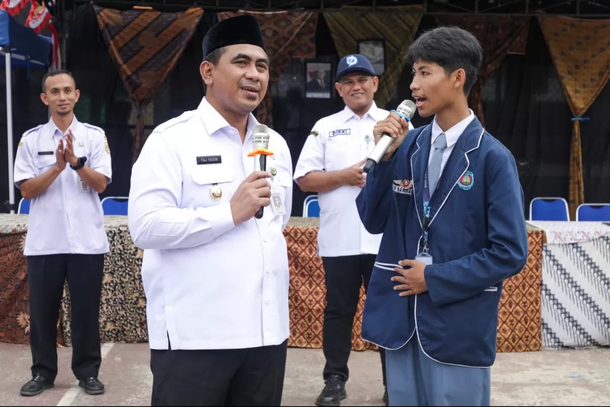 Dialog cair wagub jateng Gus Yasin dengan salah satu peserta MPLS SMAN 1 Dayeuh Luhur Cilacap Dok. Istimewa