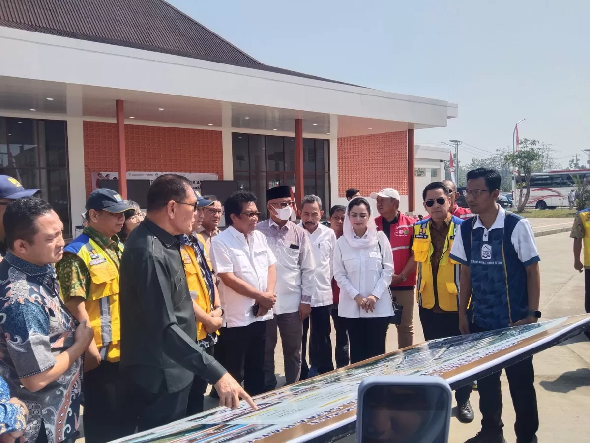 Pimpinan dan anggota Komisi V DPR RI saat melakukan kunjungan kerja ke Sekolah Rakyat Terintegrasi 1 Kota Semarang, Jumat (17/7/2026). (SP/Gregorius Steven)