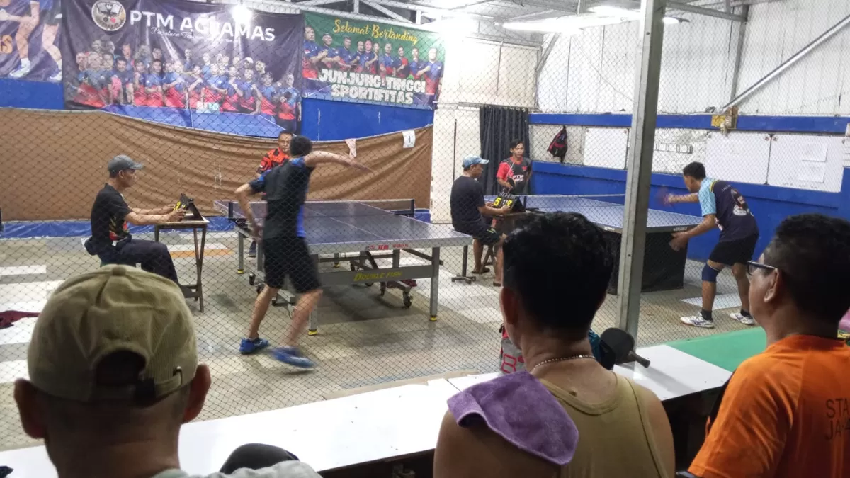 Zulfan (Anper) berlaga melawn Nardi (Phoenix) dalam Turmini Paguyuban Gelapa, Sabtu (27/7/26). (SP News/Rully Satriadi)