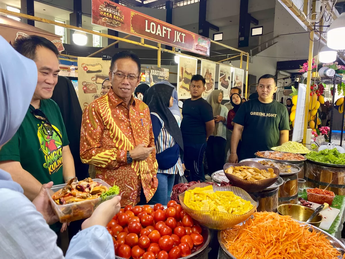 Asisten III Pemlrov Bengkulu, Nadar Munadi meninjau aeena festival warisan rasa kuliner nusantarq dan manca negarq di Baalai Buntar, Kota Bengkulu. ( Foto/Ist(